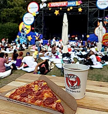 Festivalde pizza dilimi ve pizza bulls içececeği